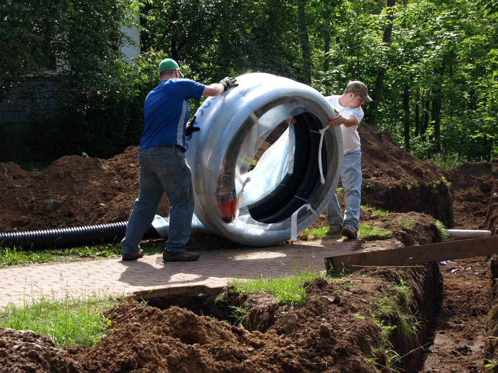 Image d'installation souterraine préisolée d'Uponor PEX présentant 2 entrepreneurs commerciaux
